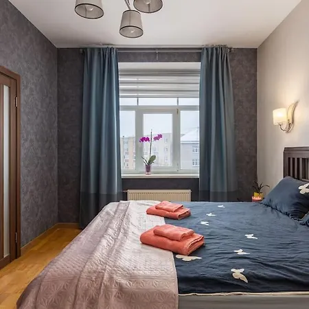 Lovely 2-bdrm Ideal For Couples And Family With Children, Free Parking On Premises Apartment *