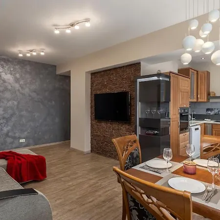 Apartment Lovely 2-bdrm Ideal For Couples And Family With Children, Free Parking On Premises