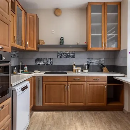 Apartment Lovely 2-bdrm Ideal For Couples And Family With Children, Free Parking On Premises *