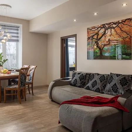 Lovely 2-bdrm Ideal For Couples And Family With Children, Free Parking On Premises Apartment *
