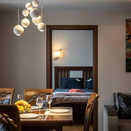 Lovely 2-bdrm Ideal For Couples And Family With Children, Free Parking On Premises Apartment *